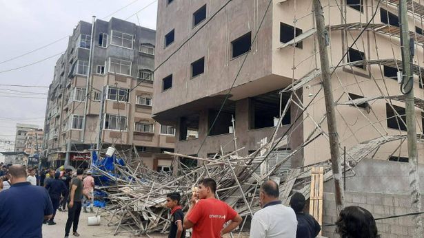 إصابة عدد من المواطنين مساء يوم الإثنين جراء سقوط "سقالة بناء" غربي مدينة غزة.