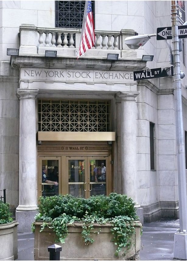 مبنى بورصة نيويورك (NYSE) في شارع وول ستريت
المصدر: Ad Meskens / Wikimedia Commons (CC BY-SA 3.0)