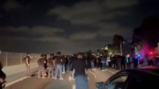 تظاهرة عفوية في جسر الزرقاء تنديدًا بجريمة القتل المزدوجة الأخيرة التي حدثت في البلدة
