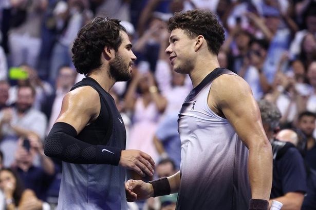 ألكاراز و بن شيلتون - الصورة من الحساب الرسمي لرولان غاروس على منصة اكس - @rolandgarros