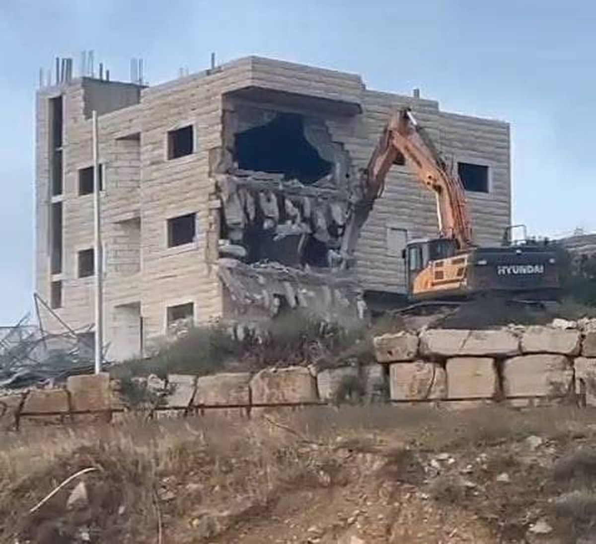 الجيش الإسرائيلي يهدم منزلًا في بلدة حزما في القدس