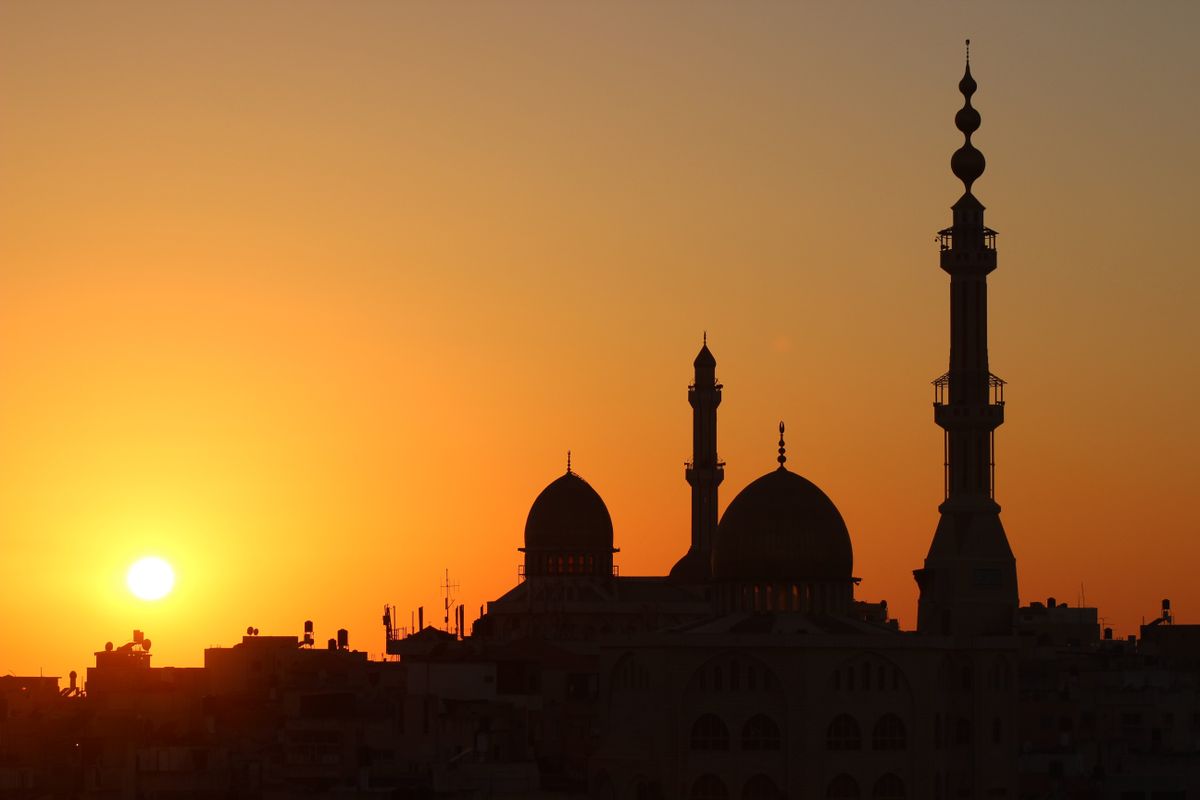 غروب الشمس فوق مدينة أم الفحم (تصوير: Moataz Egbaria / ويكيميديا كومنز، CC BY-SA 3.0)