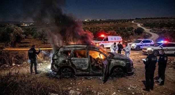 سيارة محترقة بها ثلاث شبان ـ تصوير الإسعاف