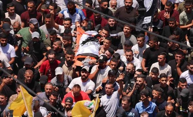 ردًا على تخاذلهم : أهالي جنين يطردون قيادات فتح والسلطة من جنازة الشهداء