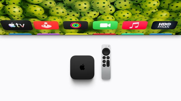جهاز Apple TV 4K الجديد إلى جانب جهاز التحكم Siri Remote (الصورة: أبل)