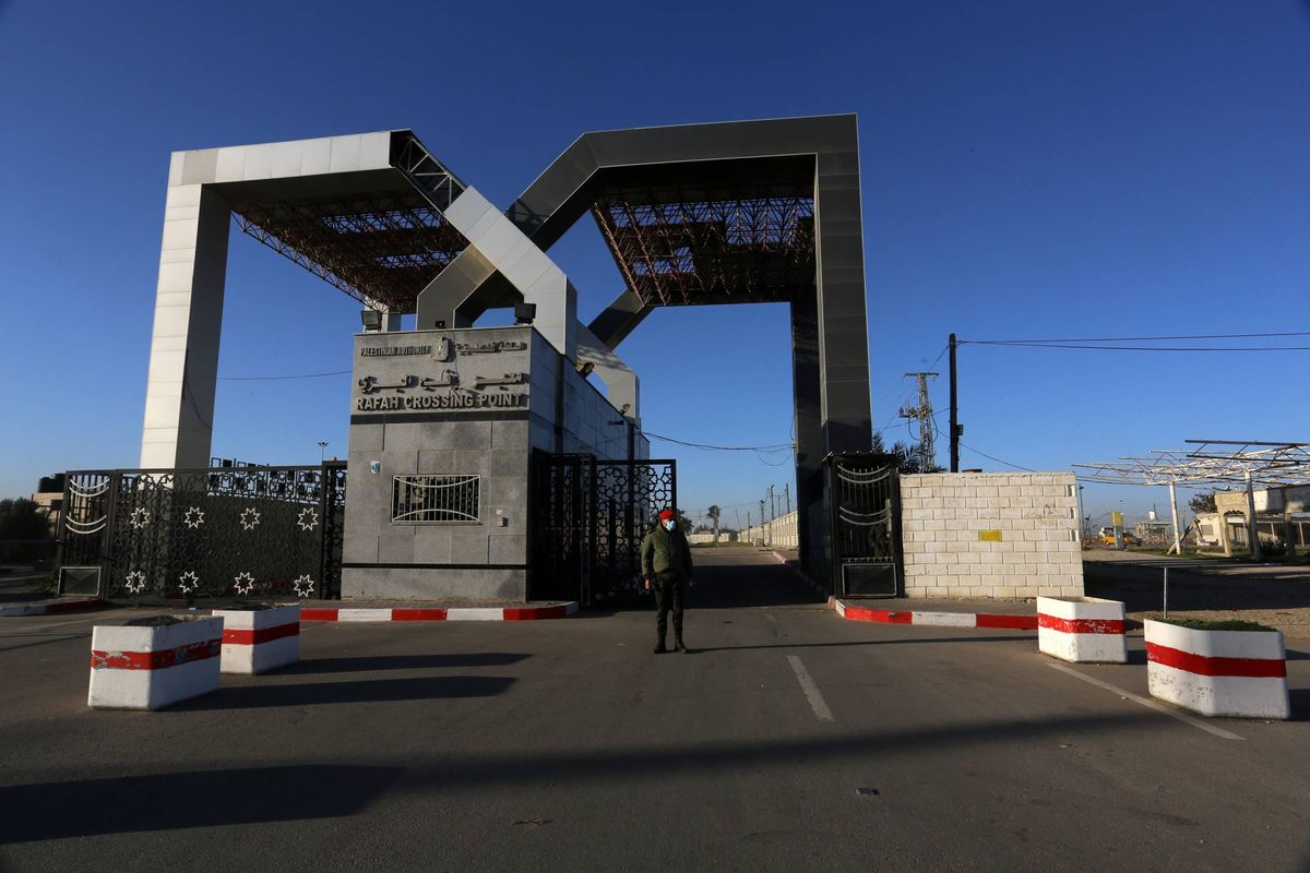  بتركيب جدار إسمنتي| الجيش المصري يغلق معبر رفح مع غزة نهائيًا  