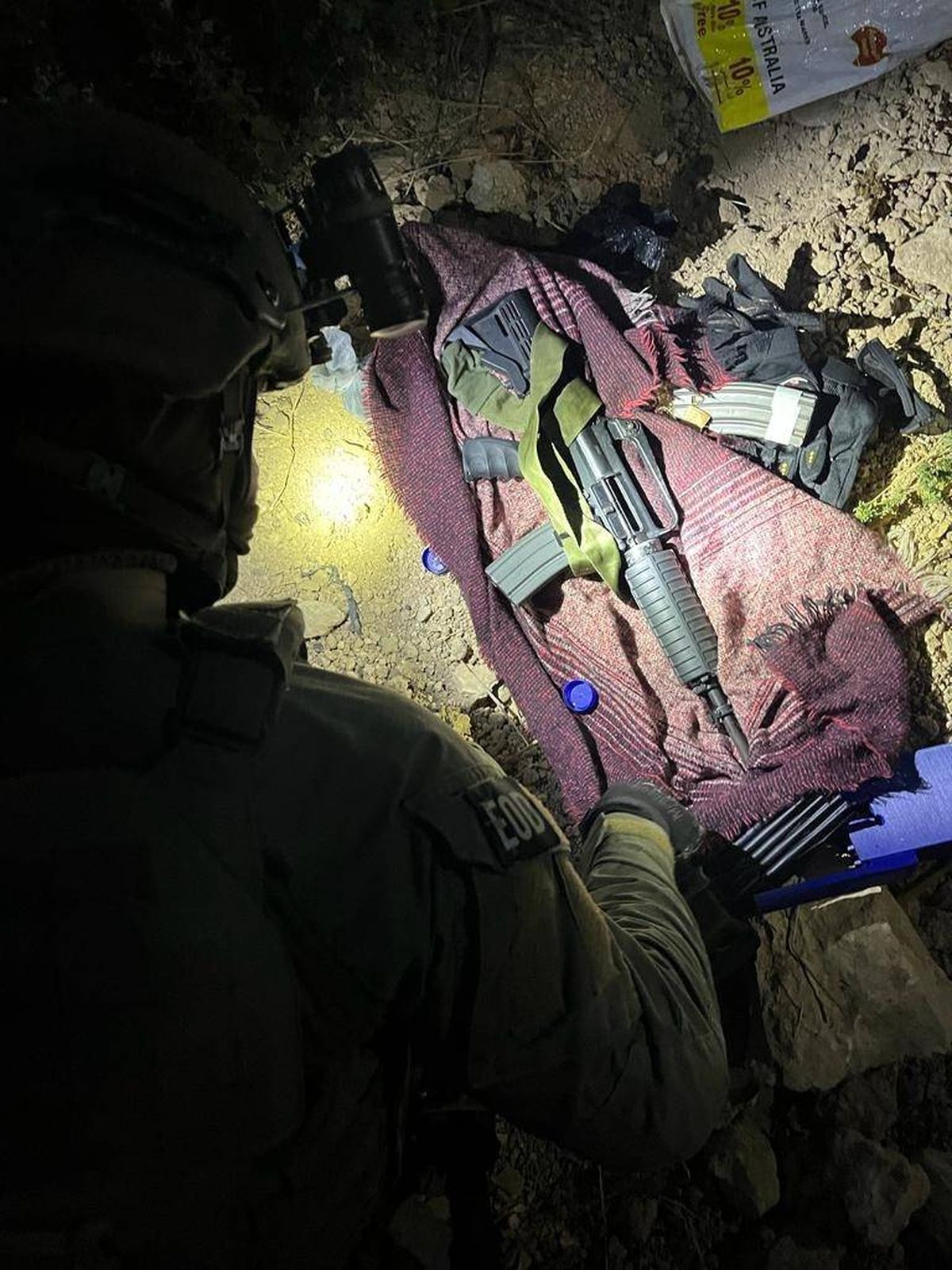 صورة نشرها  الجيش الإسرائيلي مع سلاح المعتقلين 