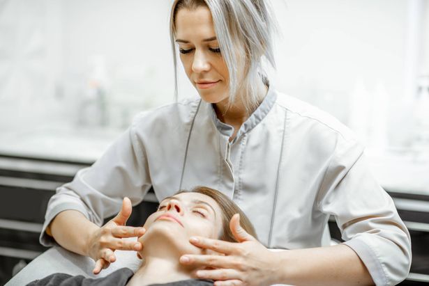 دور العلاجات الطبيعية وتدليك أطراف الجسم بتخفيف آلام العظام والجسم