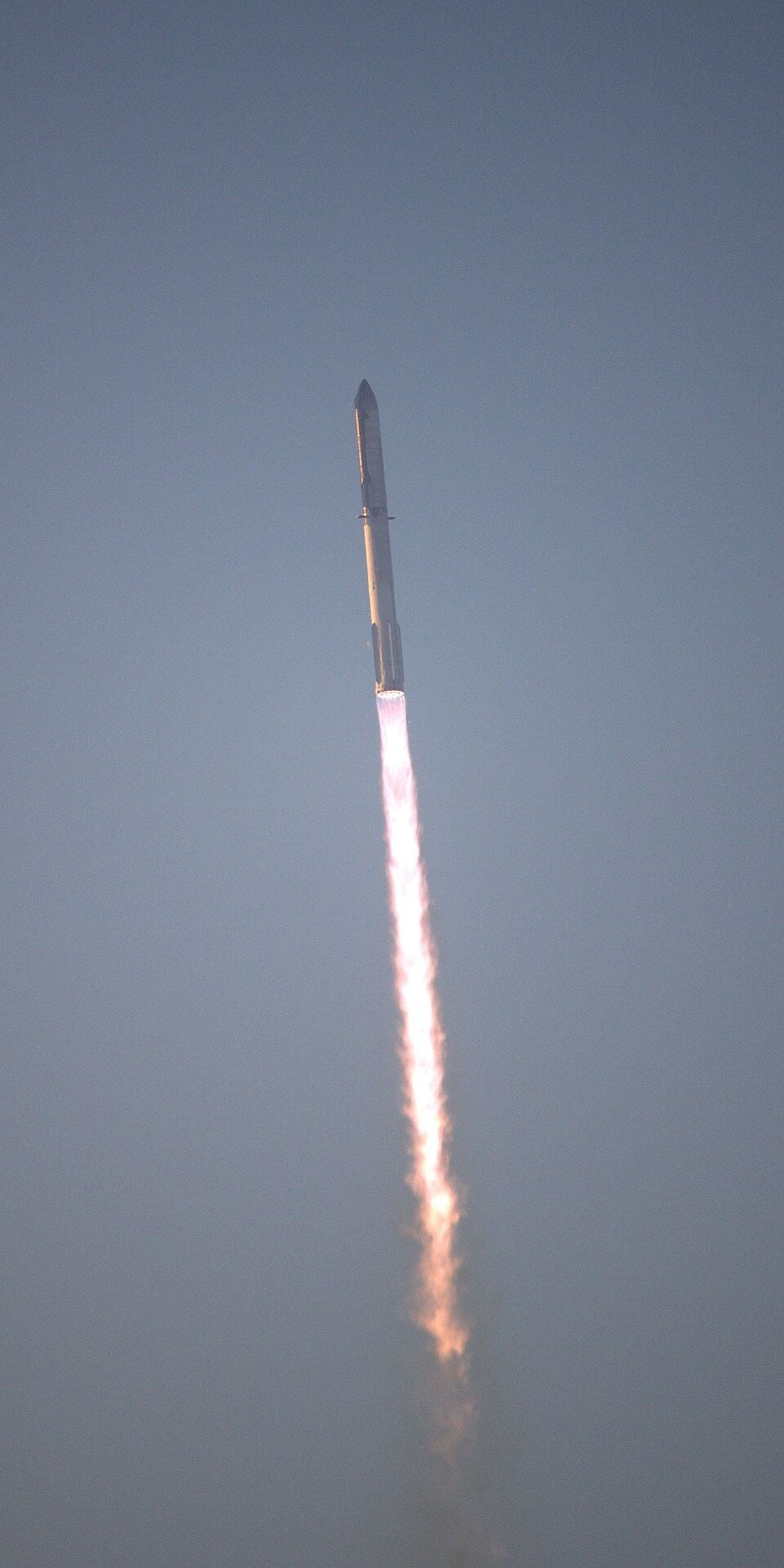 مركبة "ستارشيب" المدارية أثناء الانطلاق من منصة الإطلاق في تكساس
المصدر: ويكيميديا كومنز / SpaceX (Public Domain)