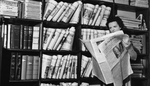 على اليمين: موظفة في أرشيف نيويورك تايمز بالخمسينيات، وعلى اليسار: تصميم كولاج من قصاصات الصحيفة – (المصدر: أرشيف نيويورك تايمز)