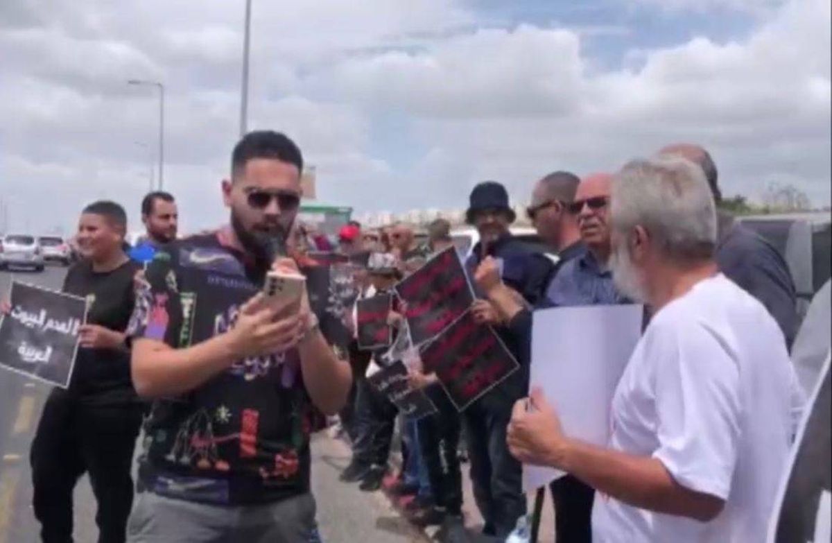 على مفرق الطيرة: تظاهرة احتجاجية تنديدًا لسياسة هدم البيوت 