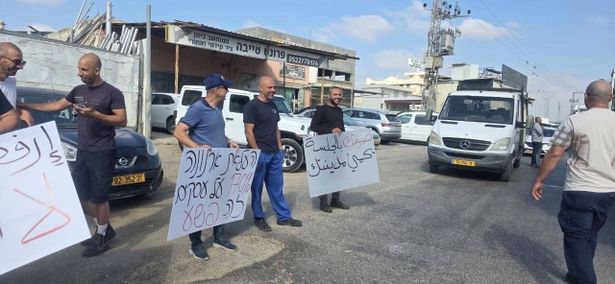 وقفة احتجاجية في الطيبة رفضًا لرفع ضريبة الأرنونا