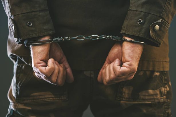 السجن 10 سنوات لشاب من باقة الغربية وغرامة بقيمة 100 ألف شيكل بتهمة محاولة تهريب أسلحة من الأردن