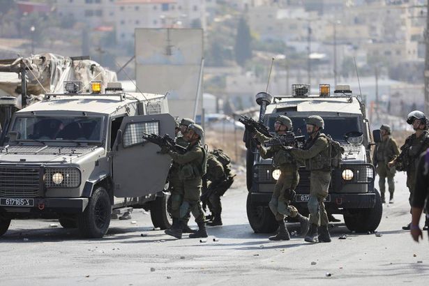 قوّات الجيش الإسرائيلي تدهس فلسطيني  وتعتقل آخر خلال اقتحام مخيم عسكر