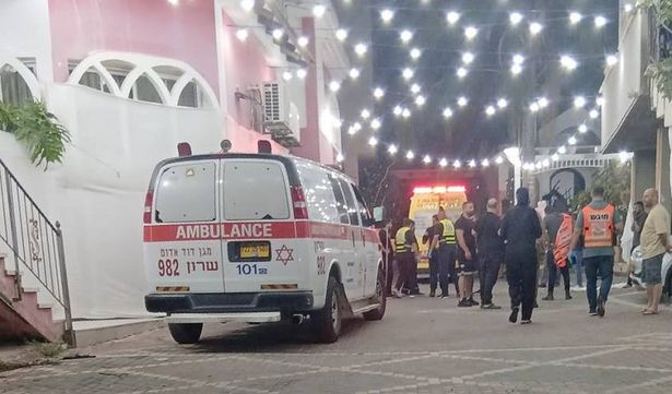 من مكان سقوط الطفلة تصوير الاسعاف والانقاذ
