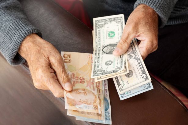 الليرة التركية تسقط لمستويات جديدة بعد فوز أردوغان رسميا