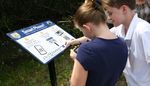 زائران يمسحان رموز QR بهاتفيهما في محمية طبيعية بالولايات المتحدة (U.S. Fish and Wildlife Service، ملكية عامة)