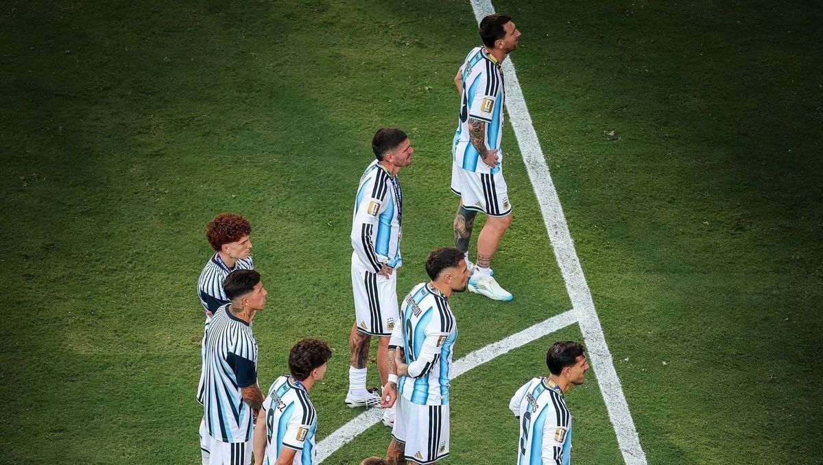 المنتخب الأرجنتيني بعد خسارة نهائي كأس العالم أمام إسبانيا، الصورة من الحساب الرسمي لمنتخب الأرجنتين على فيسبوك- Selección Argentina in English﻿
