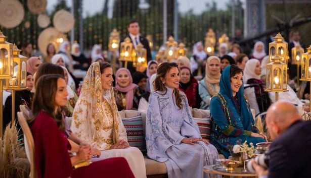 نسلط الضوء على ازياء العائلة الملكية في الزفاف - قمة البساطة والرقي