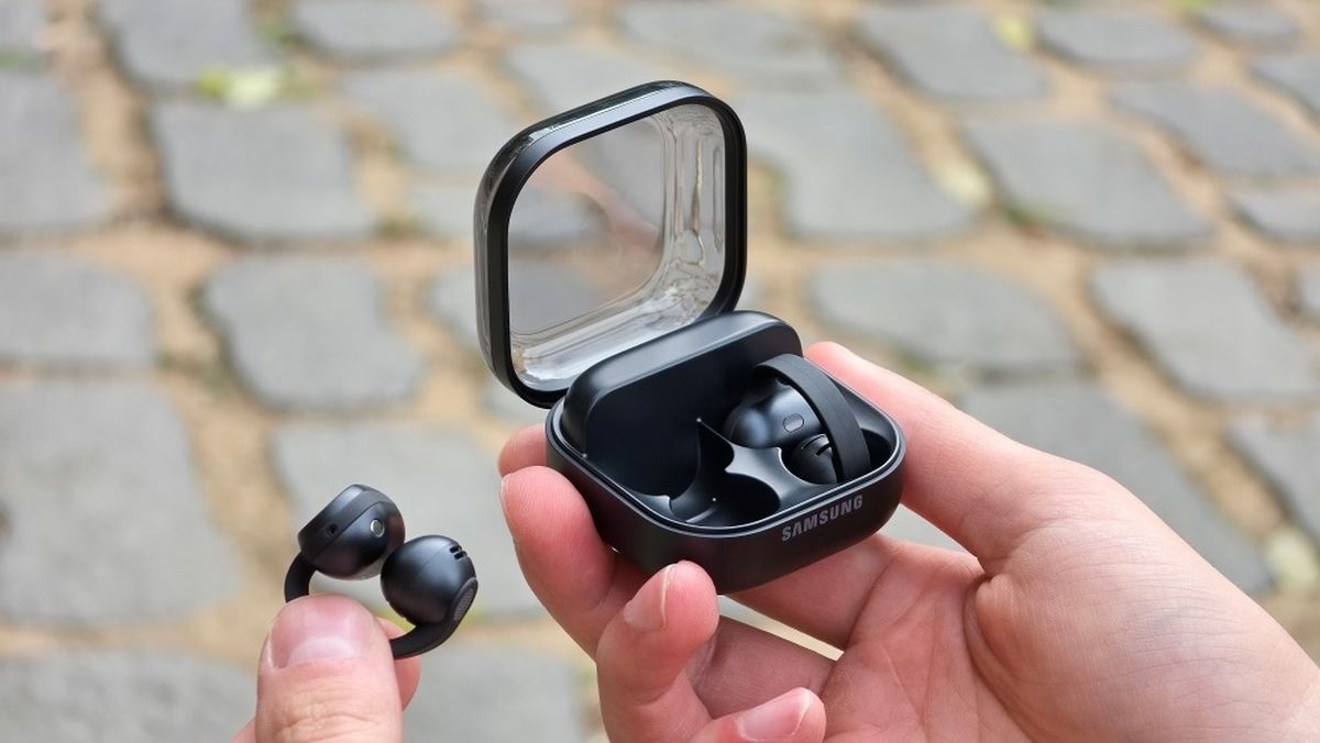 سماعات Galaxy Buds On السوداء وعلبة الشحن المفتوحة (الصورة: سامسونغ)