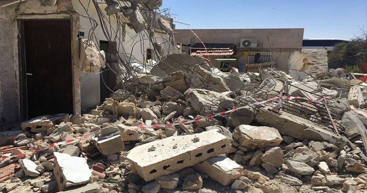 القدس: عائلة السّعو تهدم منزلها بيدها قسرًا