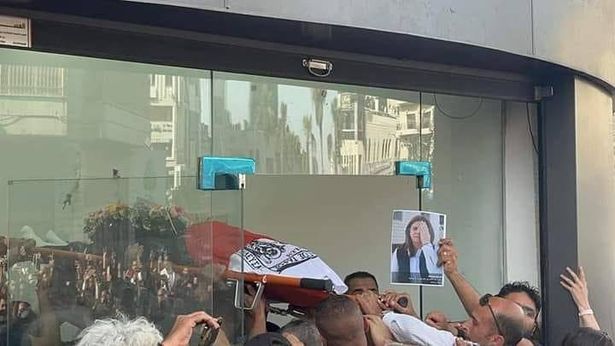 معاذ عمارنة يرفع صورة شيرين عندما تضامنت معه..