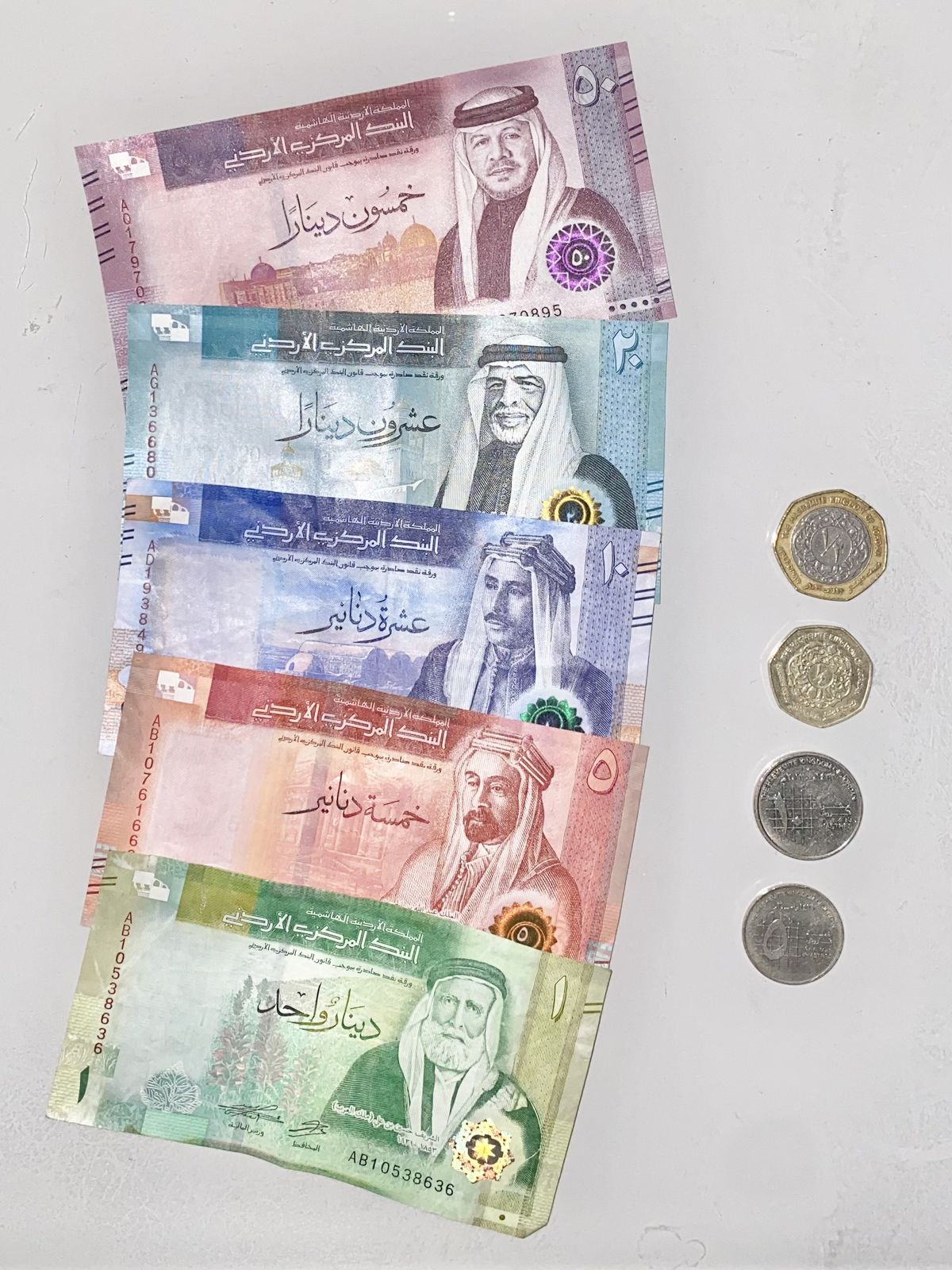 أوراق نقدية أردنية من فئات مختلفة (تصوير: Makeandtoss / ويكيميديا كومنز، CC0)