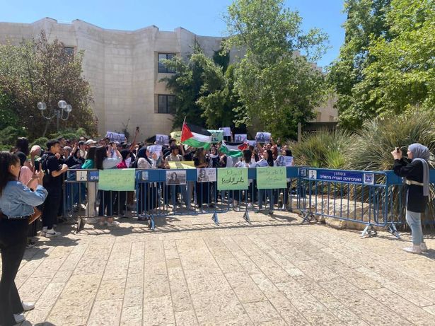 بئر السبع| الشرطة تعتقل طالبة من الحرم الجامعي بسبب مشاركتها بوقفة احتجاجية نصرة لشيرين أبو عاقلة