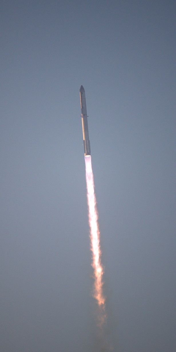 مركبة "ستارشيب" المدارية أثناء الانطلاق من منصة الإطلاق في تكساس
المصدر: ويكيميديا كومنز / SpaceX (Public Domain)