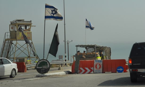 حاجز عسكري وبوابة تفتيش تابعة للجيش الإسرائيلي بالقرب من البحر الميت (عند مفترق מצוקי דרגות / Metzoke Dragot) في الضفة الغربية، التقُطت بتاريخ 9 فبراير 2008.

المصدر القانوني: تصوير Simon Mannweiler (عمل شخصي - Own work) عبر منصة Wikimedia Commons (بترخيص Creative Commons Attribution-ShareAlike 4.0 International).