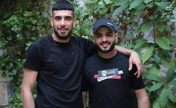 على اليمين المعتقل مصعب إشتية، وعلى اليسار الشهيد ابراهيم النابلس