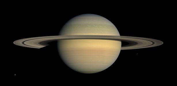 كوكب زحل وحلقاته كما صورته المركبة كاسيني بألوان طبيعية (تصوير: NASA/JPL/Space Science Institute، ملكية عامة)
