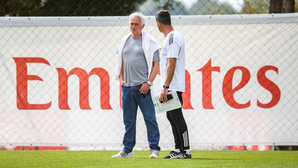 مورينيو - الصورة من الحساب الرسمي لبنفيكا - @SLBenfica