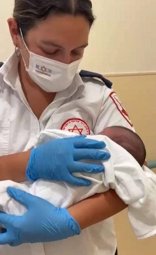 رضيع حديث الولادة في صندوق كرتون بعكا!