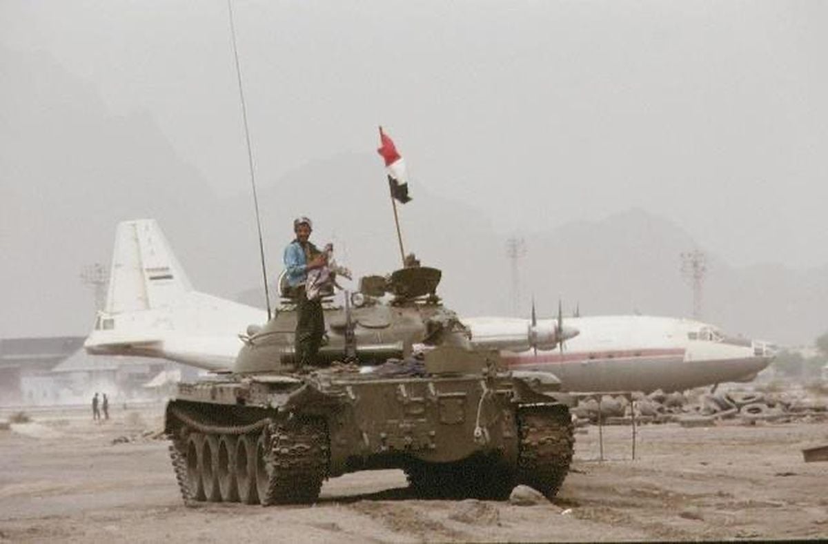 دبابة تابعة للقوات الحكومية اليمنية في مطار عدن الدولي عقب انتهاء حرب صيف 1994، يوليو 1994.

المصدر: غير معروف / آرشيف موقع علي ناصر محمد عبر ويكيميديا كومنز (ملكية عامة - Public Domain)