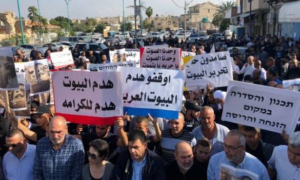 صورة لوقفة احتجاجيّة على الهدم في المجتمع العربي 
