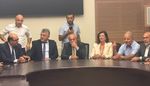 من اليمين: أحمد الطيبي، يليه: سامي أبو شحادة، ثم بوسف جبارين 
من محيط المحكمة العليا (خاص بالشمس)