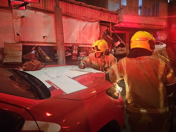 توضيحية- تصوير سلطة الإطفاء والإنقاذ
صور طواقم الإطفاء خلال محاولات إخماد الحريق- تصوير سلطة الإطفاء والإنقاذ