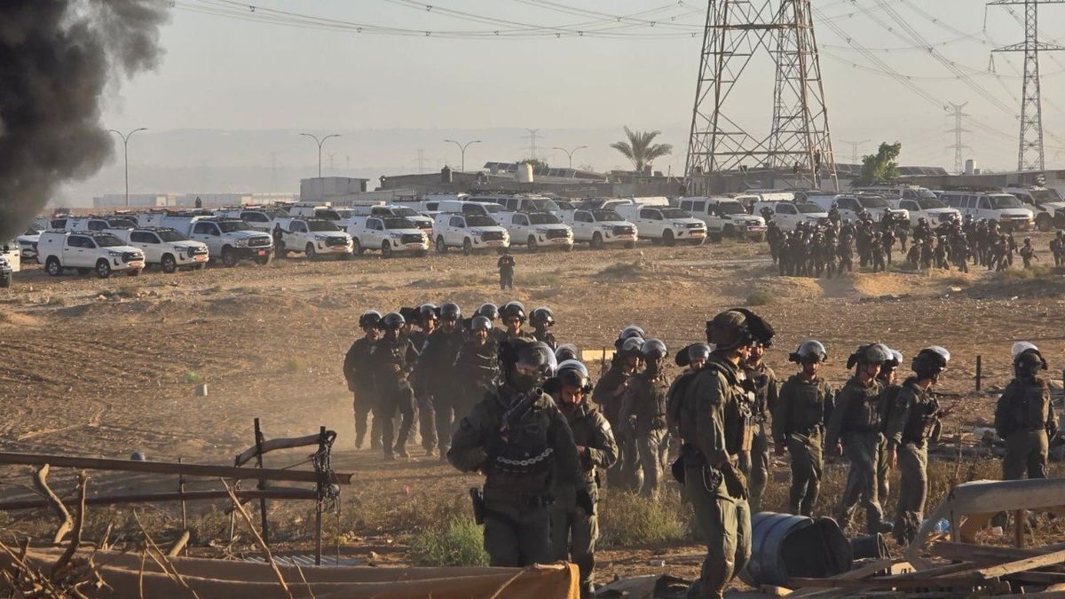 اقتحام قرية السر في النقب: حرق المنازل احتجاجاً على هدم 35 بيتاً واعتقالات متصاعدة