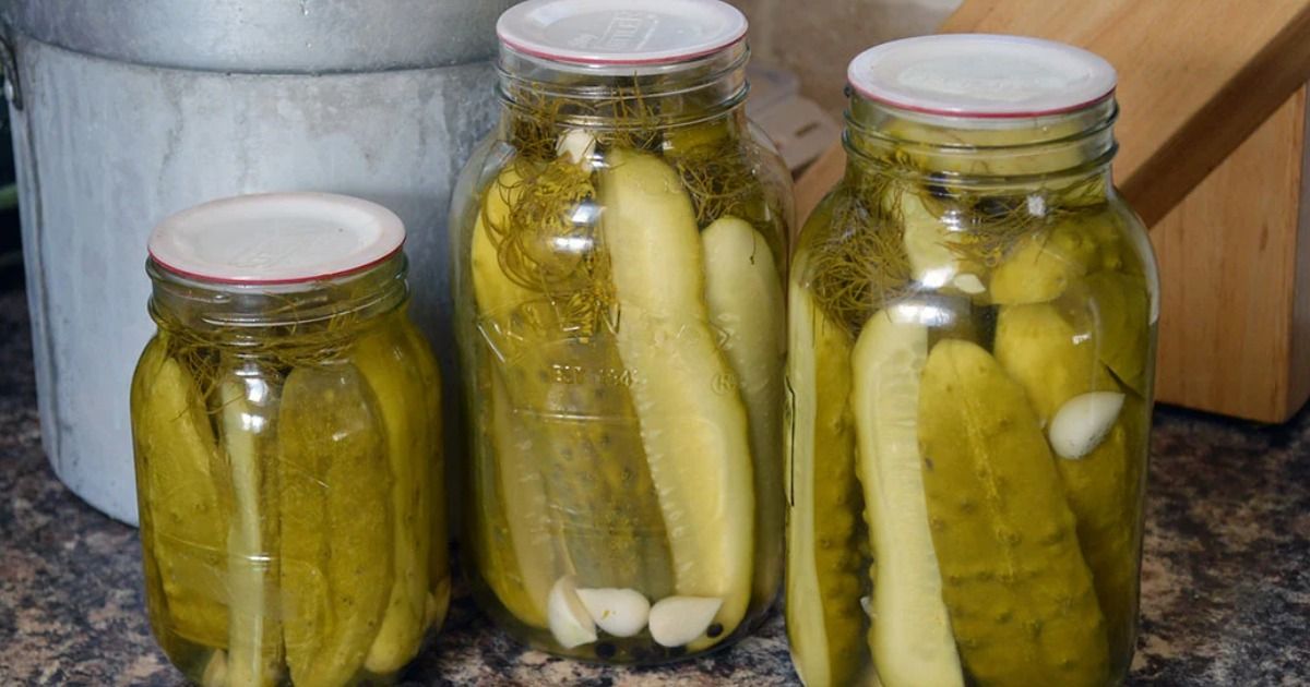 4 مخاطر صحية خطيرة يسببها الإفراط في تناول المخللات