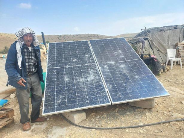 مستوطنون يحرقون منازل الفلسطينيين ويدمّرون ممتلكاتهم
