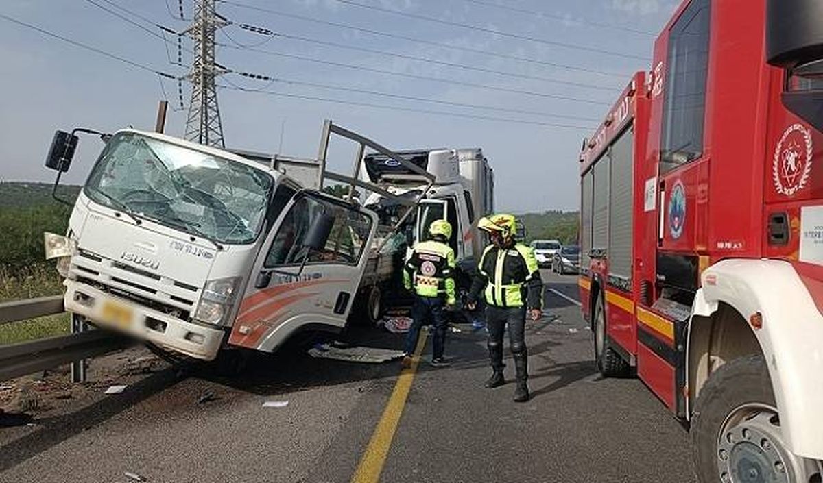 مصابان بحالة خطيرة في حادث طرق بين شاحنتين على شارع 77 قرب الزرازير
