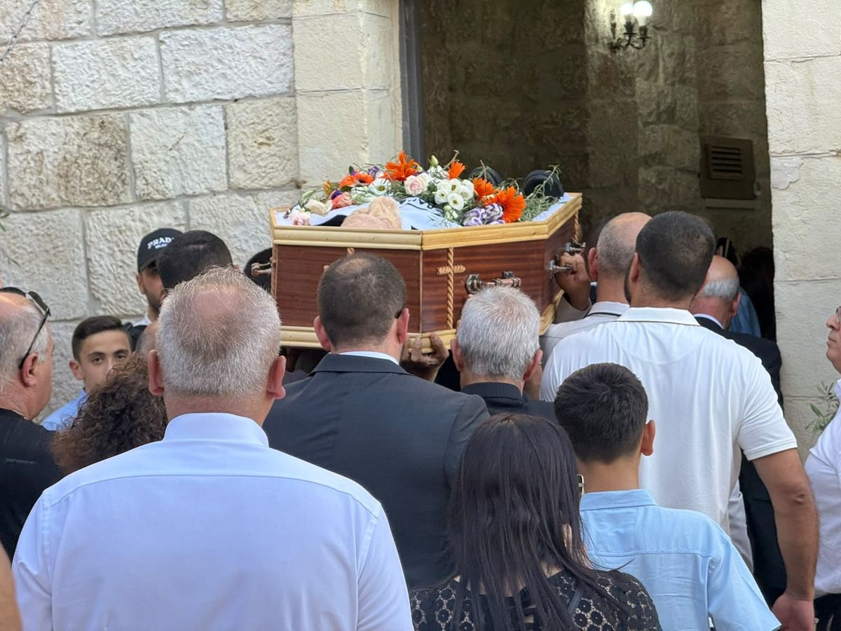تشييع جثمان الفنان التشكيلي الفلسطيني الكبير سليمان منصور في بيرزيت بمشاركة المئات، وسط استذكار مسيرته الفنية ودوره في توثيق الهوية الفلسطينية وتعزيز حضورها الثقافي