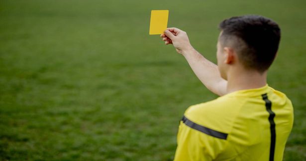 فيديو| فضيحة في هولندا.. حكم يحتفل بفوز فريق ليعاقب مدى الحياة