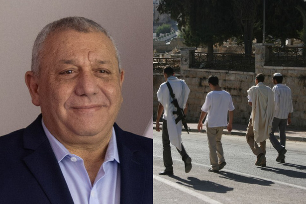 على اليمين: مستوطنون
المصدر: حركة التضامن الدولية – فلسطين (ISM Palestine) عبر منصة Flickr (بترخيص Creative Commons Attribution-ShareAlike 2.0 Generic).


على اليسار: ادي أيزنكوت
المصدر القانوني: وزارة الخارجية الأمريكية - تصوير Chuck Kennedy (ملكية عامة Public Domain كعمل حكومي أمريكي فدرالي).