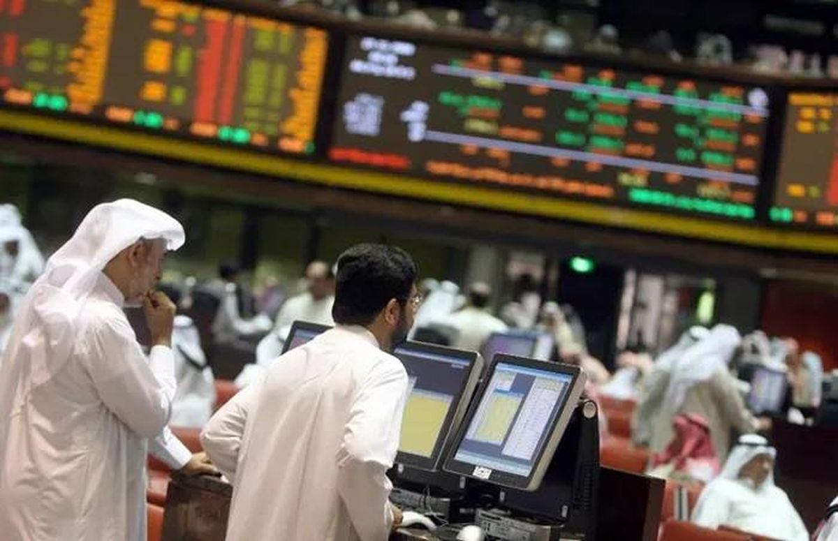 متداولون في إحدى البورصات الخليجية ـ أرشيفية
