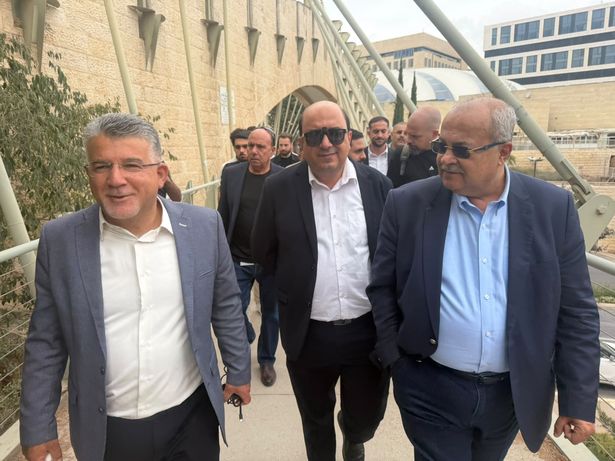 من اليمين: أحمد الطيبي، يليه: سامي أبو شحادة، ثم بوسف جبارين 
من محيط المحكمة العليا (خاص بالشمس)