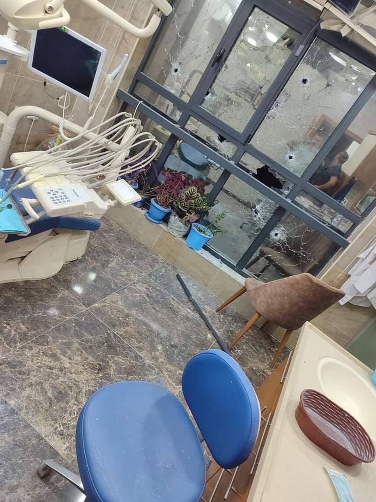 حالة فلتان جديدة: مسلحون يطلقون النار على أقسام بلدية الخليل وعقارات لأعضائها 