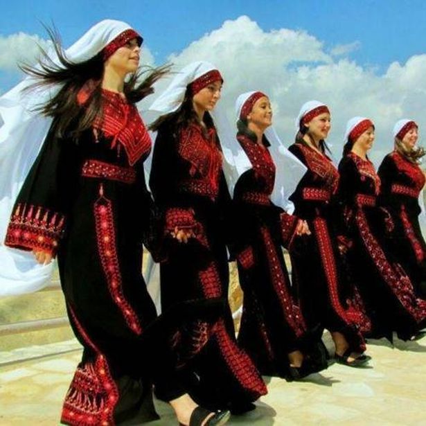 ماذا تشكل الدبكة في التراث الفلسطيني؟