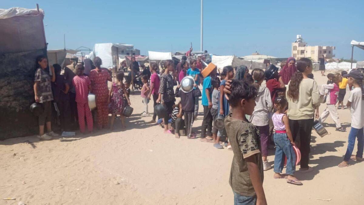 معاذ العمور: العصابات المسلحة سرقت 150 شاحنة مساعدات أمام أعين القوات الإسرائيلية